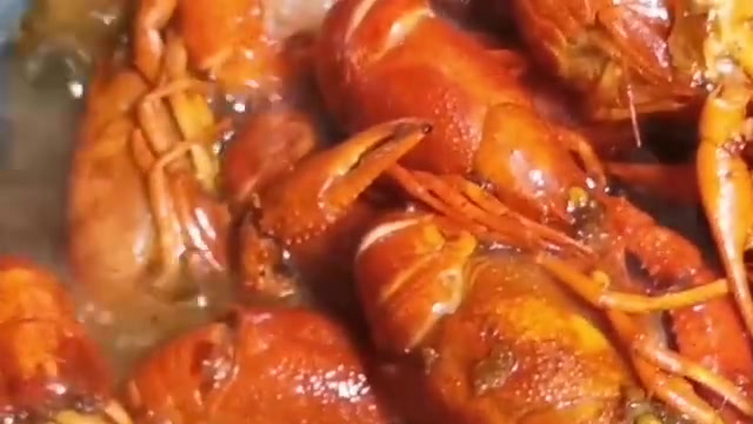 麻辣味的煮小龙虾。#沈梦辰谈杨幂对自己的影响# 